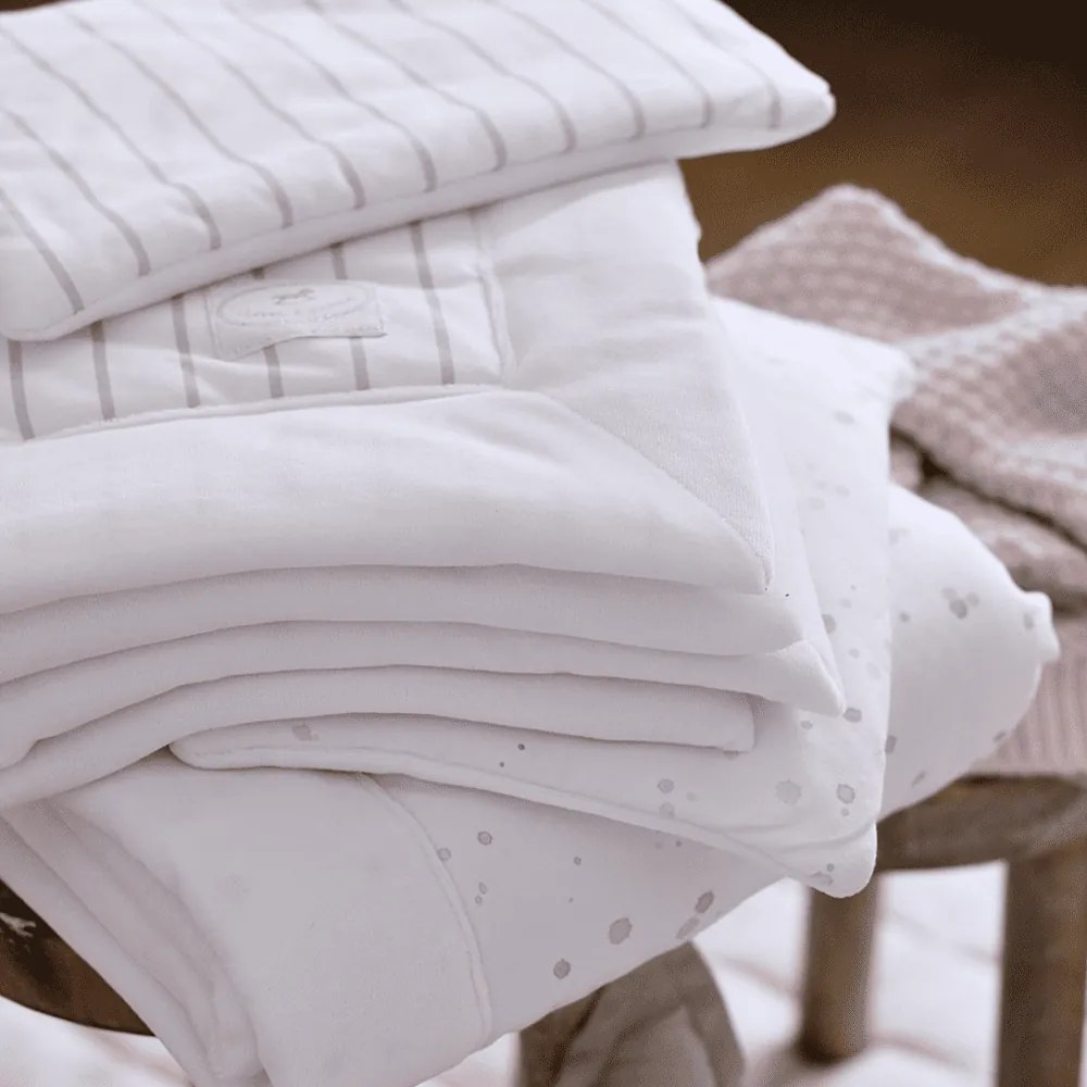 Zamatová deka s vankúšom s výplňou pre bábätká šedé pruhy 70x60cm