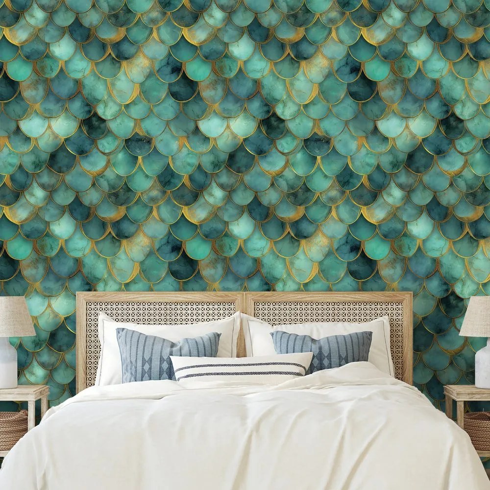 Tapeta zelené morské šupiny so zlatým nádychom