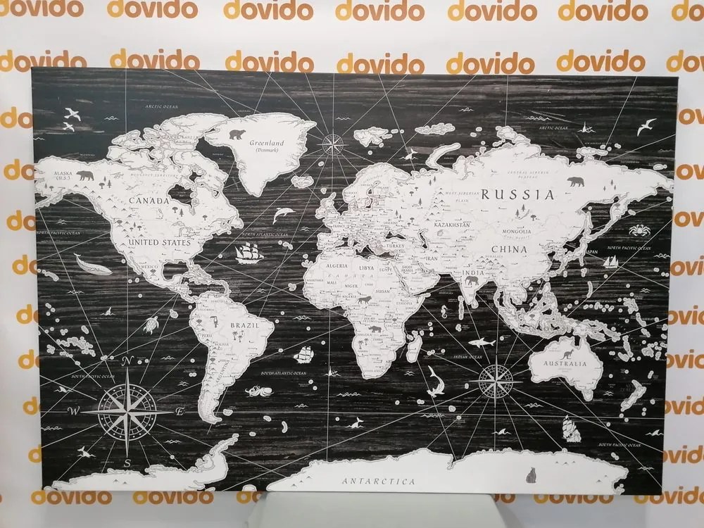 Obraz čiernobiela mapa na drevenom pozadí