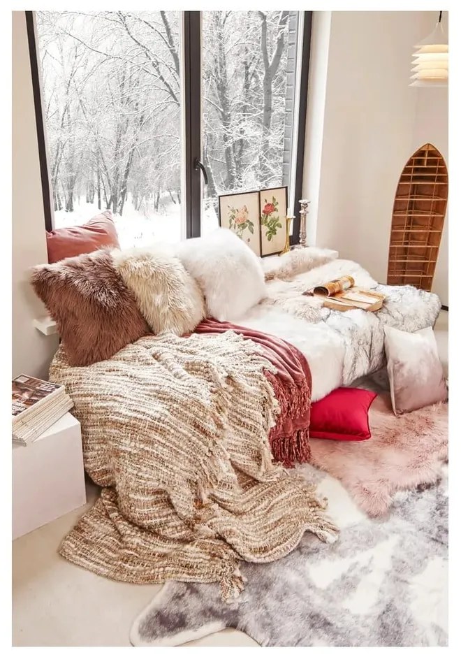 Biely vankúš Tiseco Home Studio Sheepskin, 45 × 45 cm