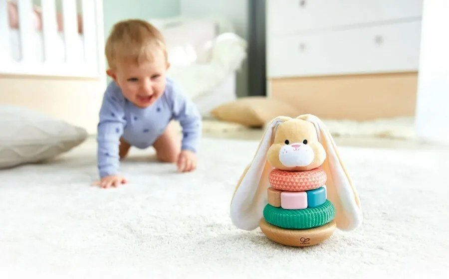 Hape Skladacia pyramída Zajačik