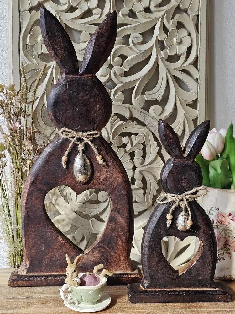 Hnedá dekorácia králik z mangového dreva so srdiečkom - 17*3,5*50 cm