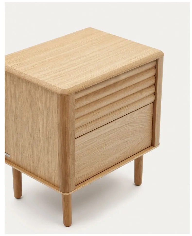 Nočný stolík v dekore duba v prírodnej farbe Lenon – Kave Home