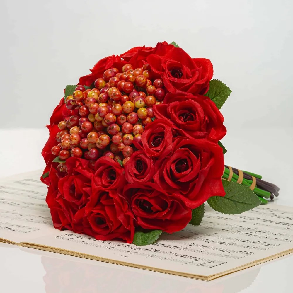 Kytička z ruží s bobuľami NINA červená