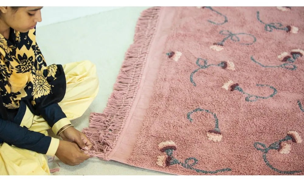 Ružový prateľný ručne tkaný bavlnený detský koberec 140x210 cm English Garden Ash Rose – Lorena Canals