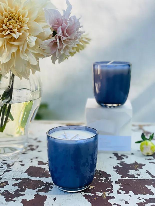 Vonná sviečka Marie, jarná lúka, 320 ml – modrá