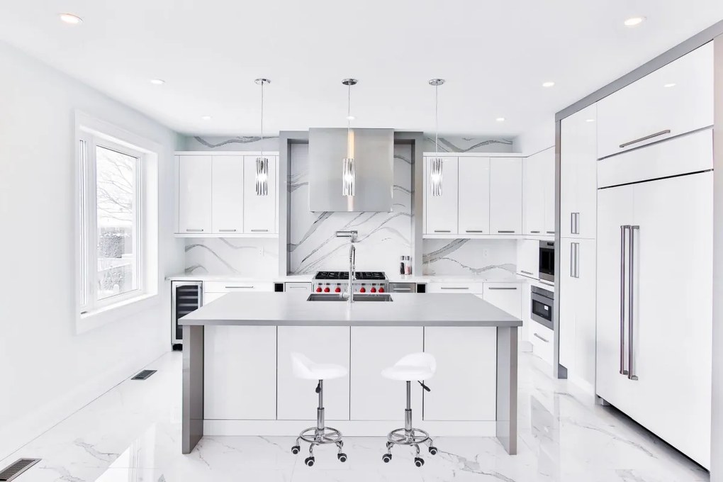 Otočná barová stolička Lomo biela