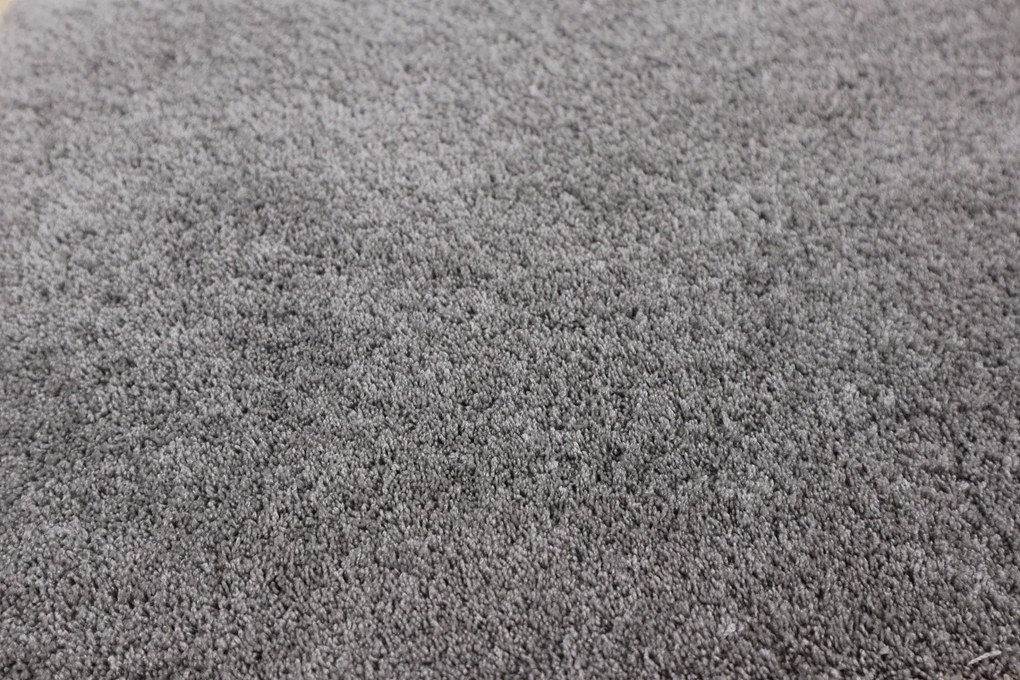 Metrážny koberec Sweet 75 tmavo šedý, na mieru, šíře 4m, šedá, filc, obývacia izba, ITC