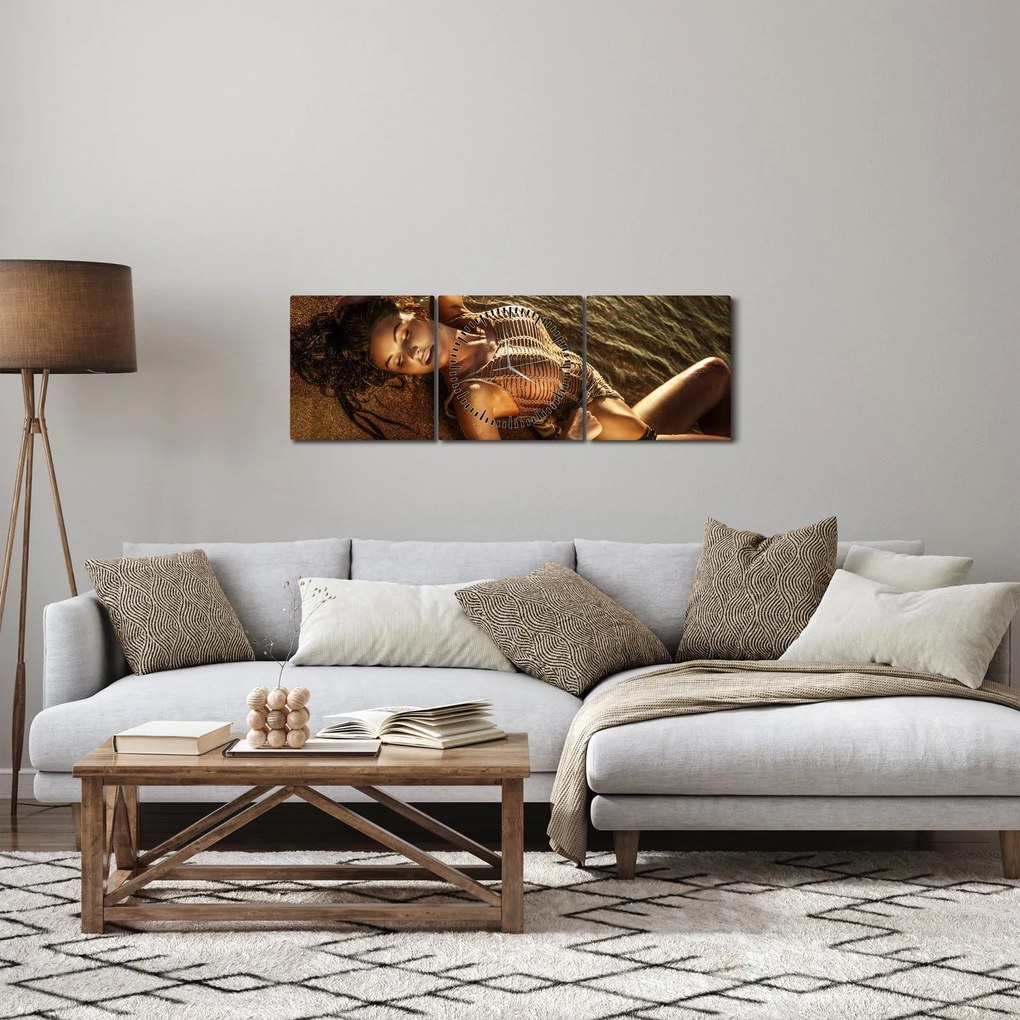 Obraz ženy ležiacej na pláži (s hodinami) (90x30 cm)