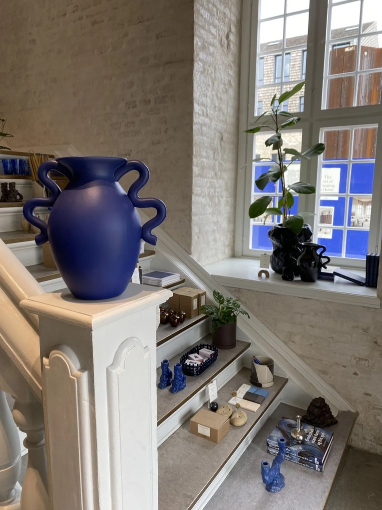 Ferm Living Keramická váza Verso Bright Blue