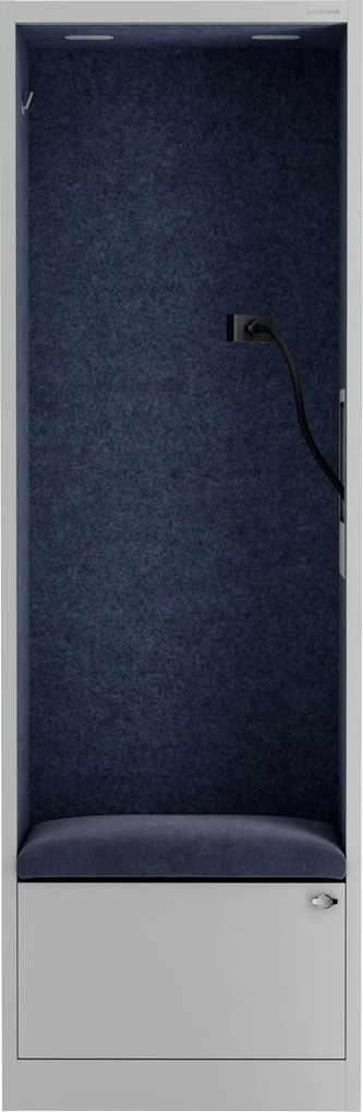 Kancelárska akustická kabína so sedadlom a portom USB-C, telo v sivý / sedák tmavomodrá v zelenej farbe, 600 mm: SALLY MentalBox