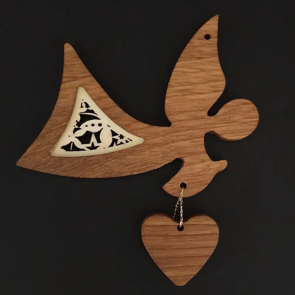 AMADEA Drevená ozdoba z masívu s vkladom - anjel s ornamentom a srdcom 11 cm