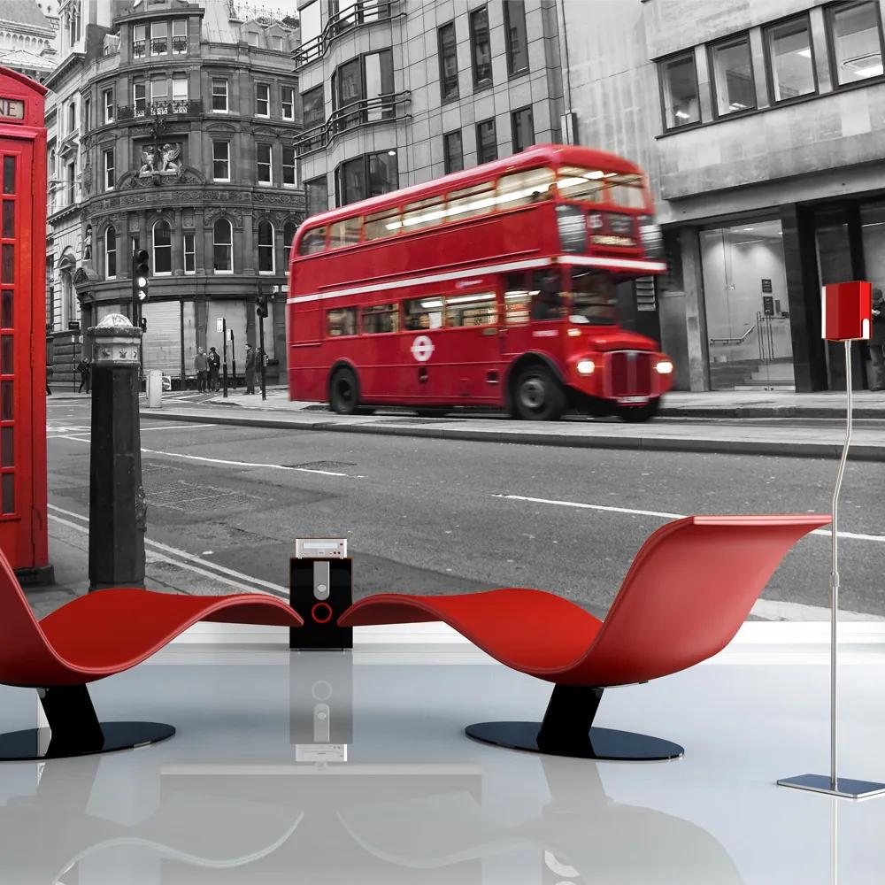 Artgeist Fototapeta - Red bus and phone box in London Veľkosť: 196x154, Verzia: Samolepiaca