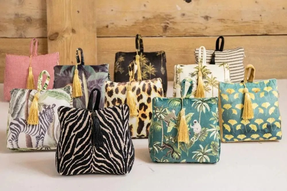 Čierna zamatová zarážka zo dvere s motívom palmy - 17 * 10 * 18cm