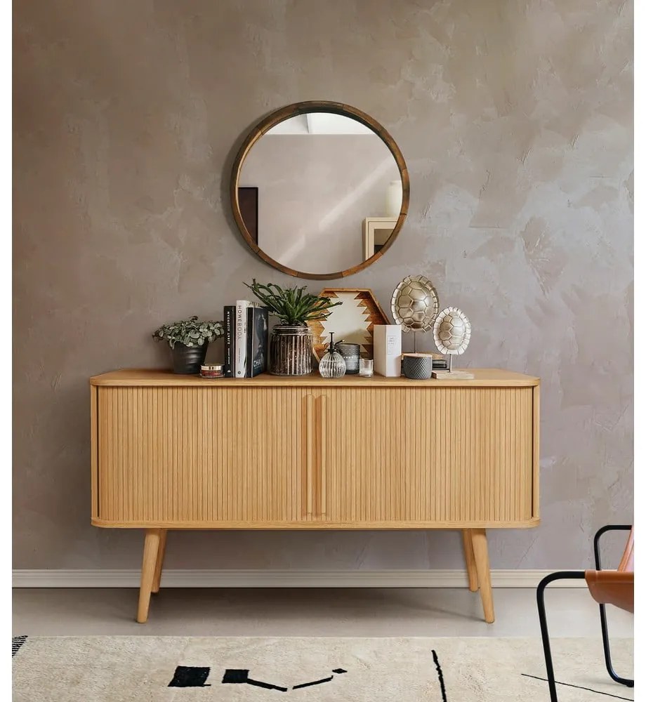 Nízka komoda v dekore duba s posuvnými dverami v prírodnej farbe 138x75 cm Rove – Woodman