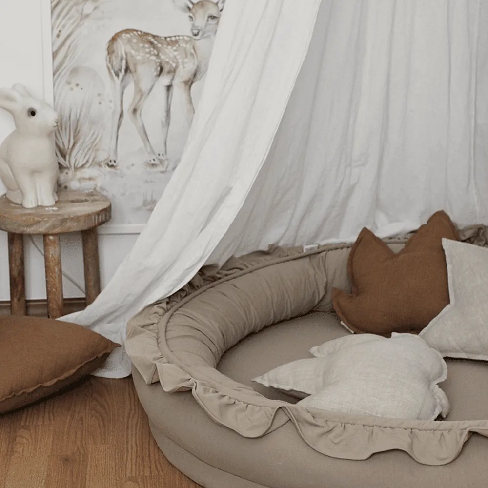 Mini hniezdo pre deti s volánom cappuccino