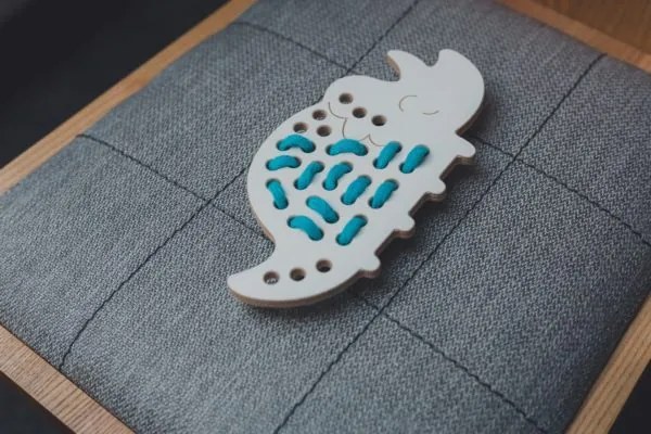 Montessori drevená prepletacia hračka - dinosaurus