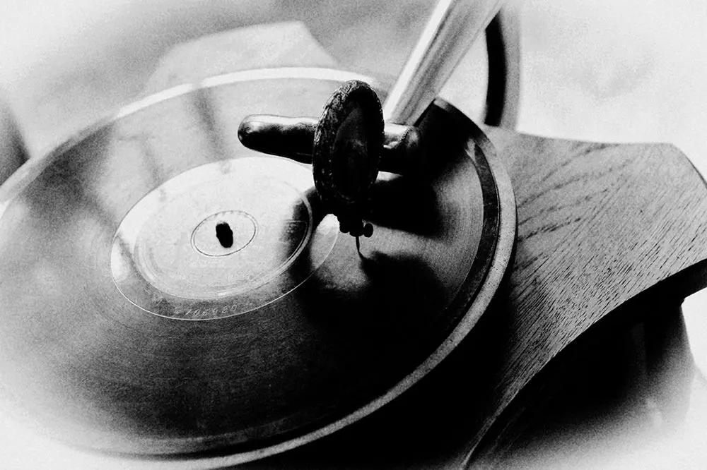 Samolepiaca fototapeta čiernobiely starožitný gramofón - 150x100