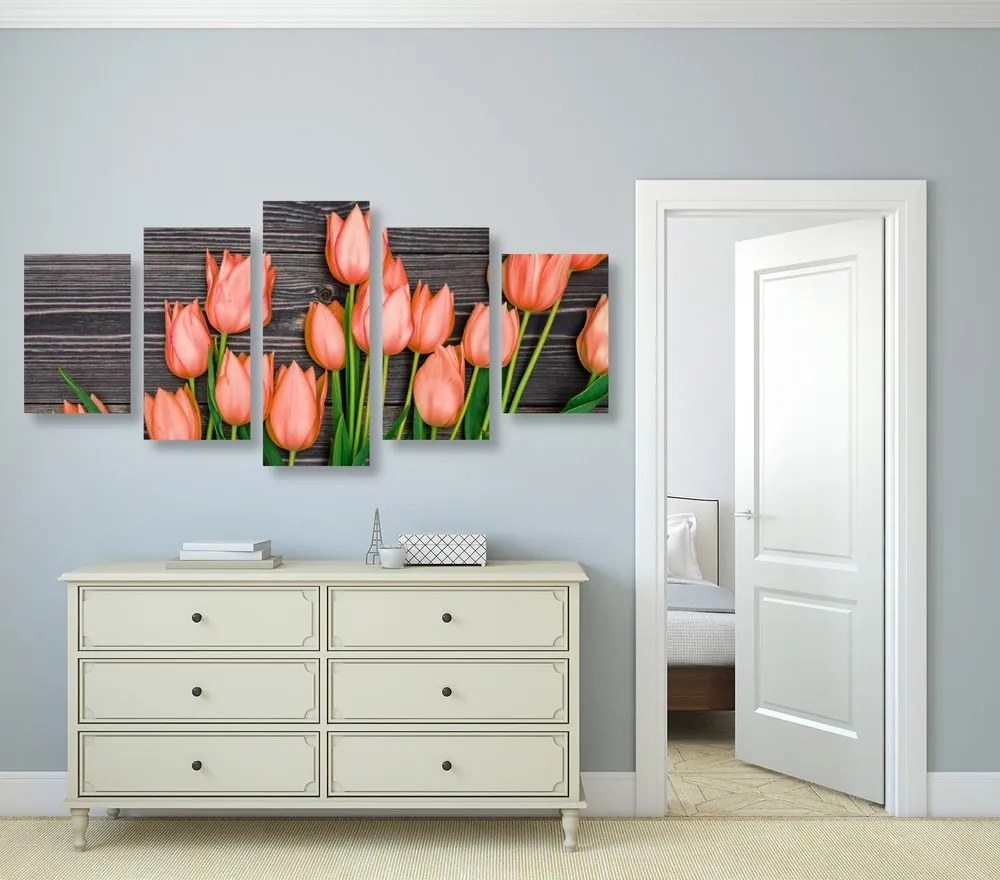 5-dielny obraz očarujúce oranžové tulipány na drevenom podklade