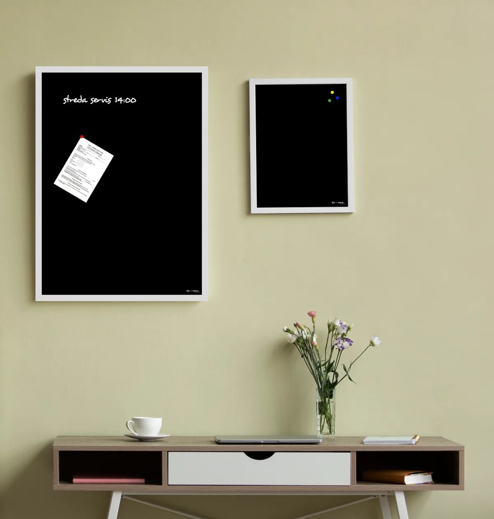 Toptabule.sk  Čierna magnetická tabuľa v bielom drevenom ráme 90x60 cm