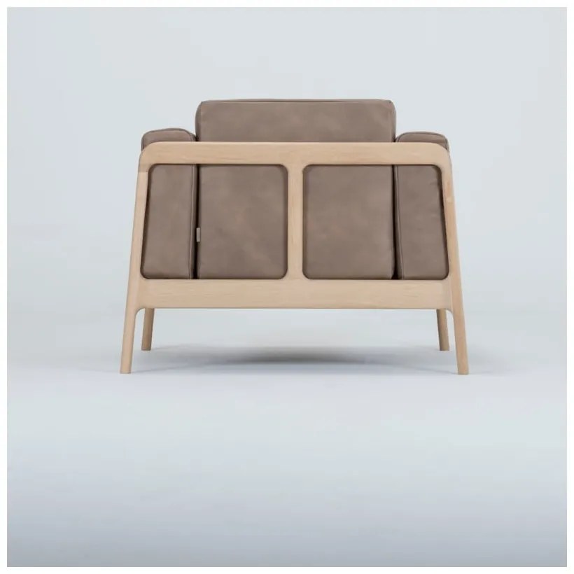 Svetlohnedé kreslo z byvolej kože konštrukciou z masívneho dubového dreva Gazzda Fawn