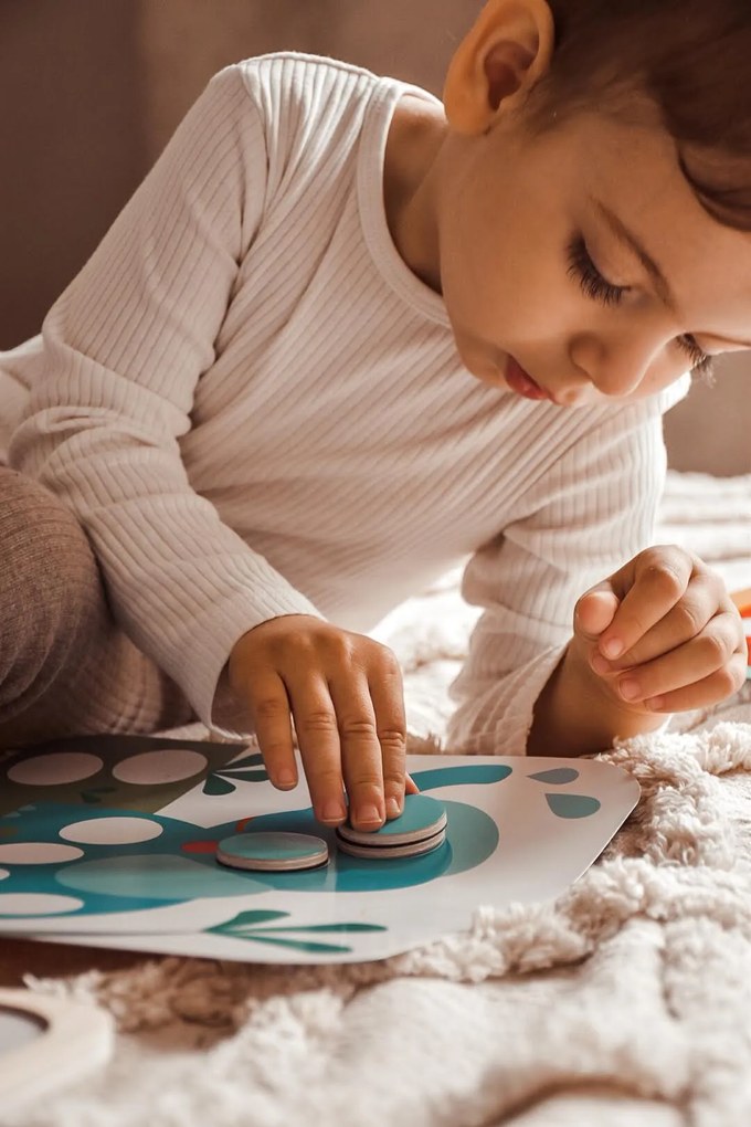 Učím sa farby s magnetkami a tabuľkou na kreslenie kriedami