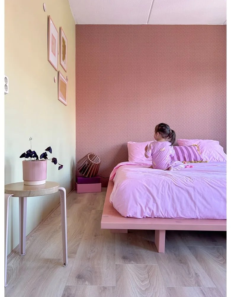 Svetloružová dvojlôžková posteľ z borovicového dreva s roštom 140x200 cm Japan – Karup Design