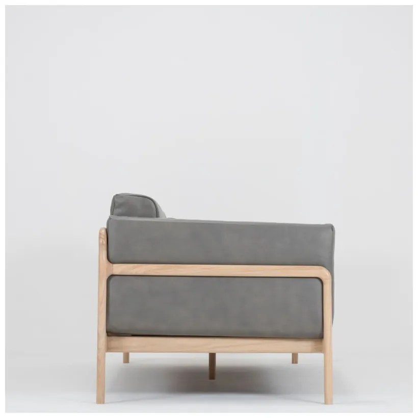 Tmavosivá pohovka z byvolej kože s konštrukciou z masívneho dubového dreva Gazzda Fawn, 210 cm