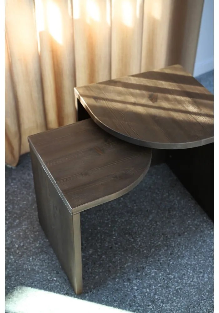 Tmavo hnedé konferenčné stolíky z borovicového dreva v súprave 2 ks Combine – Karup Design