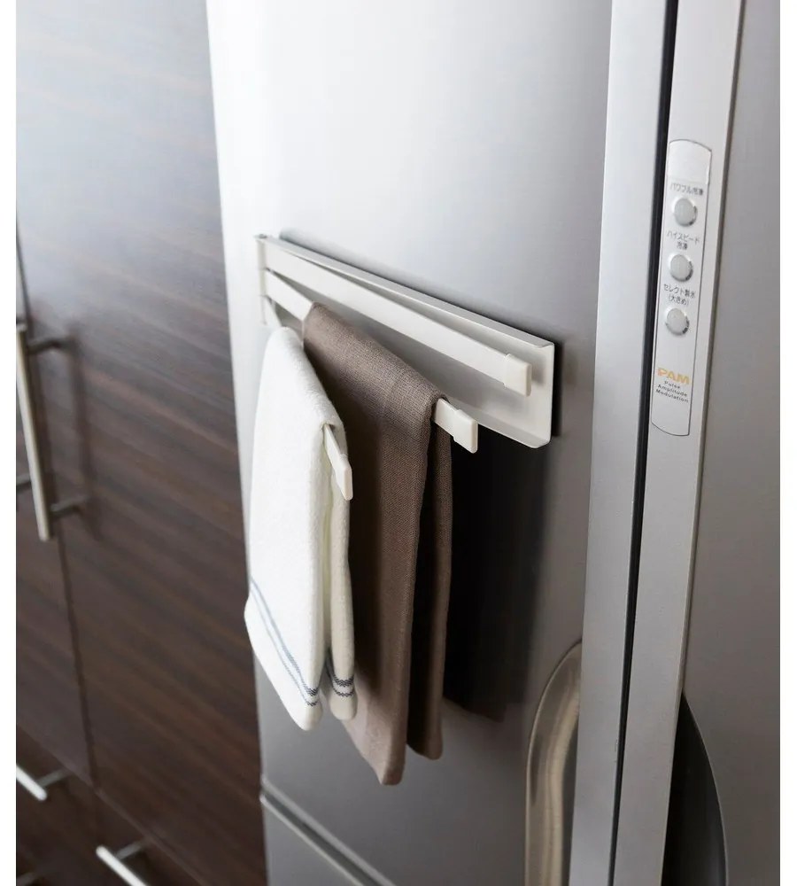 Biely magnetický výklopný držiak na utierky YAMAZAKI Tower