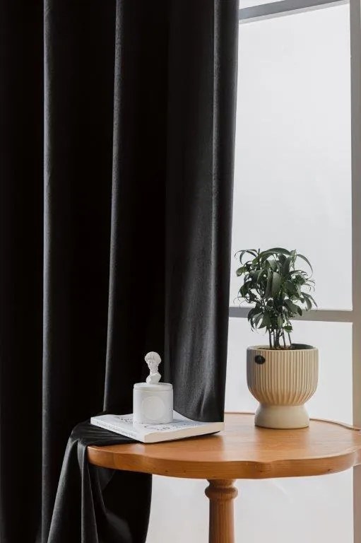 Čierny zatemňovací záves VELVET 140x250 cm Zavesenie: Kovové krúžky