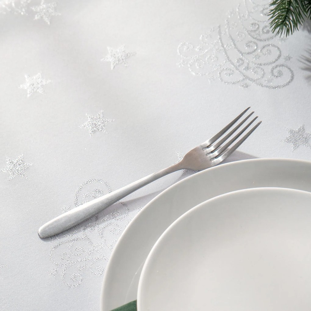 Goldea vianočný hranatý teflónový obrus - strieborné vianočné stromčeky a hviezdičky 100 x 140 cm