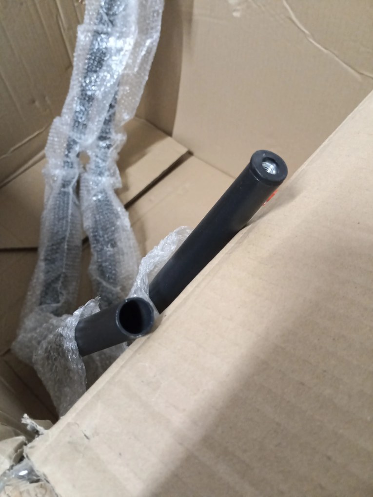 AKCIA Svetlosivá stolička OSAKA s čiernymi nohami II. akosť