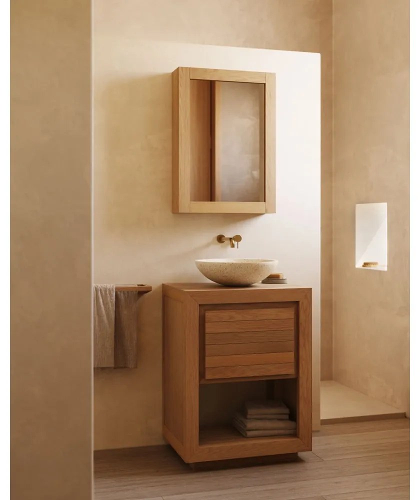Závesná kúpeľňová skrinka so zrkadlom z teakového dreva v prírodnej farbe 50x70 cm Plubia – Kave Home