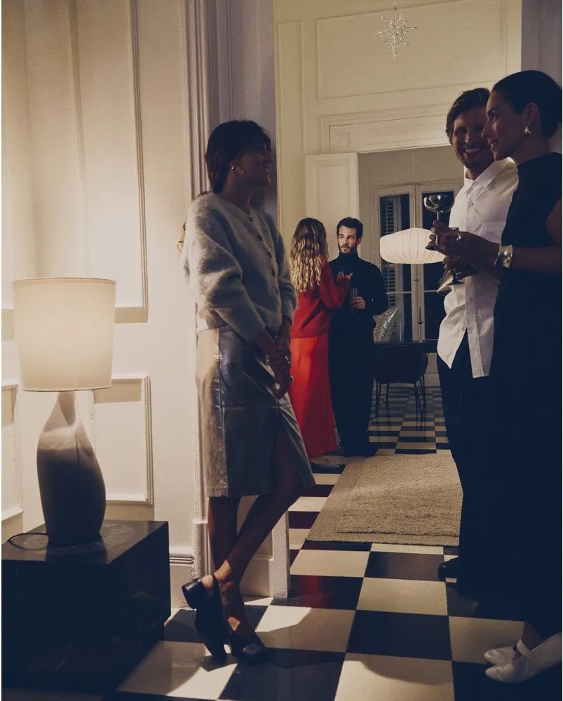 Biela/svetlosivá stolová lampa s textilným tienidlom (výška 77 cm) Viona – Kave Home