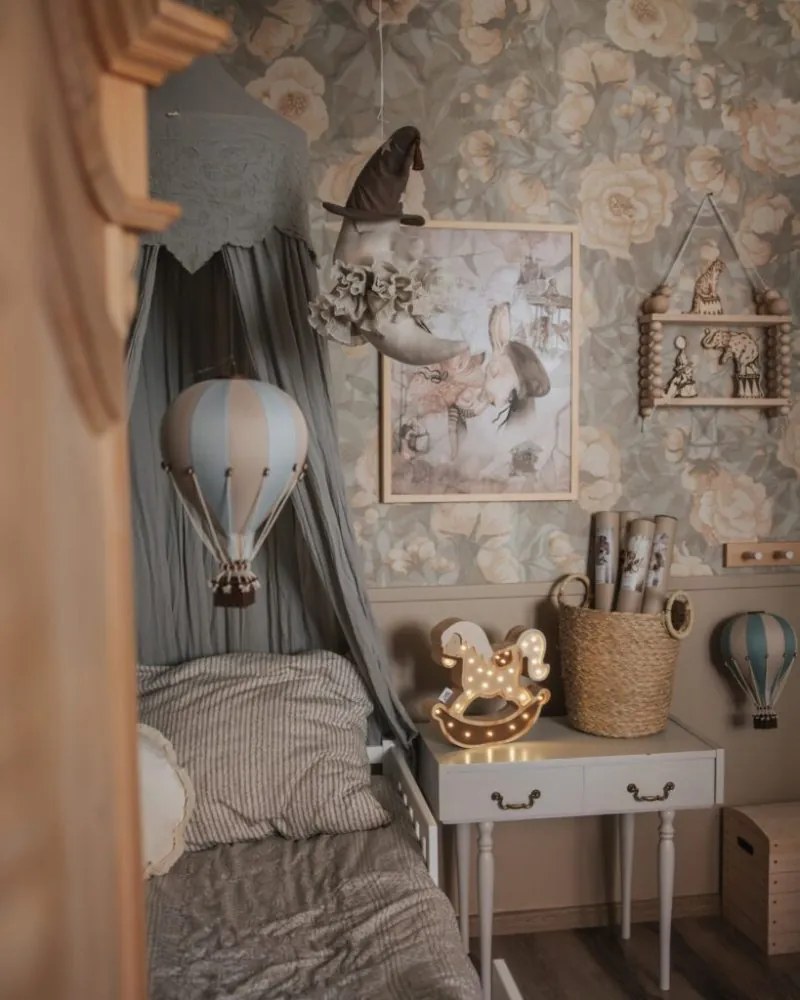 Dekoračný lietajúci balón svetlo modrá/krémová – dekorácia do detskej izby M-33cm x 20cm