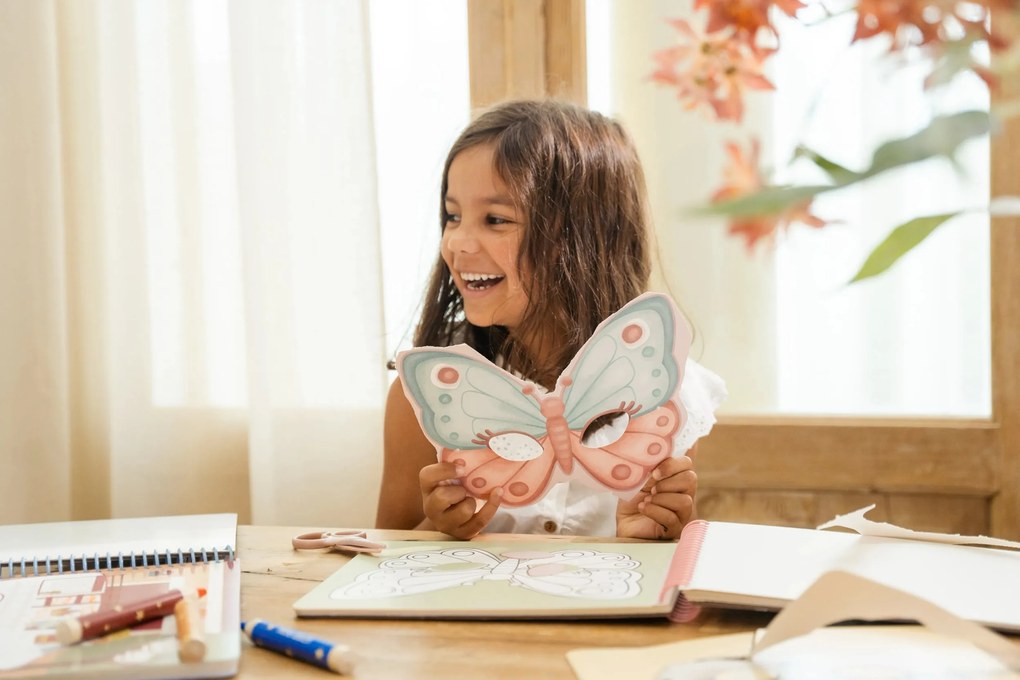 Kniha s vystrihovacími maskami Rosa