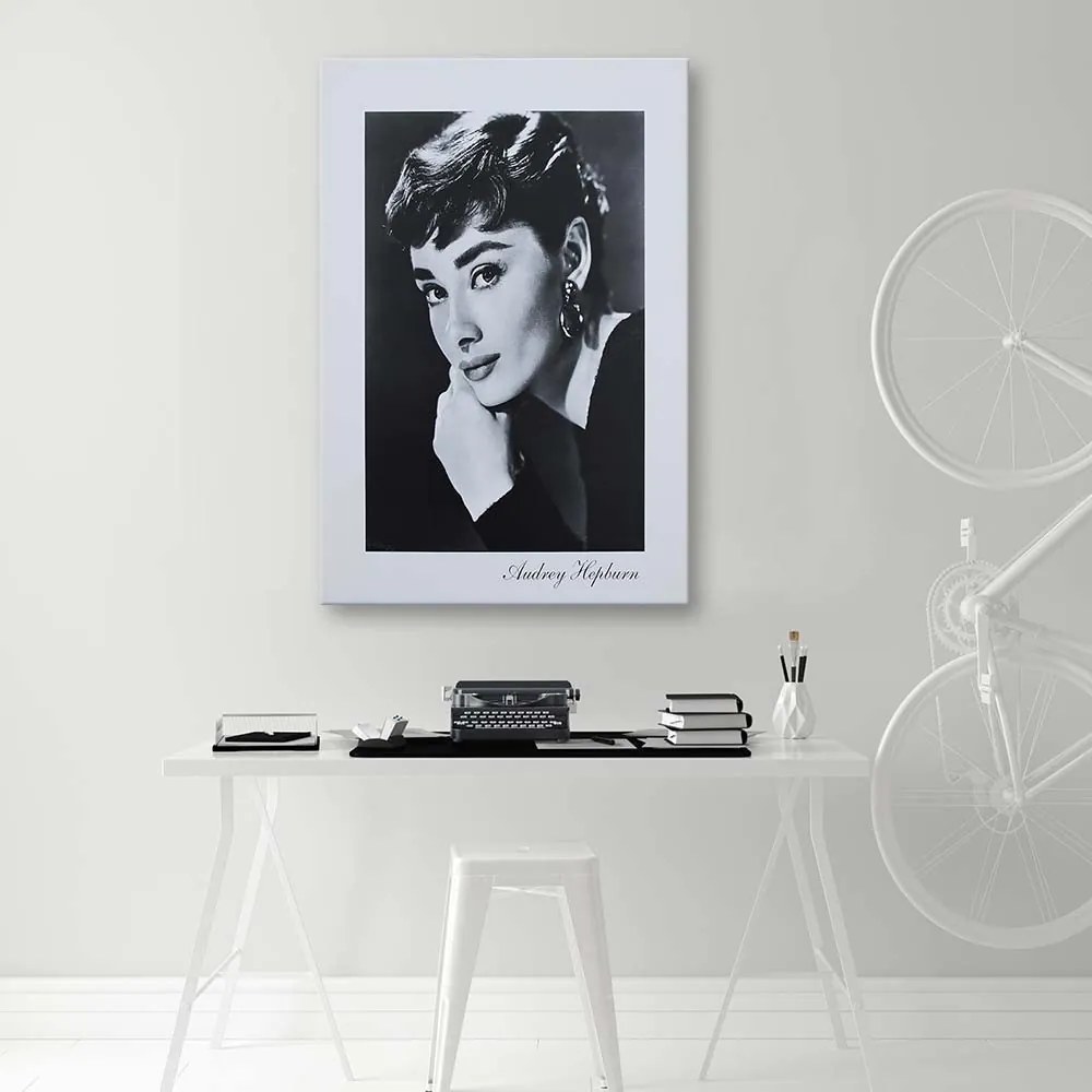 Gario Obraz na plátne Audrey Hepburn - čiernobiely portrét Rozmery: 40 x 60 cm