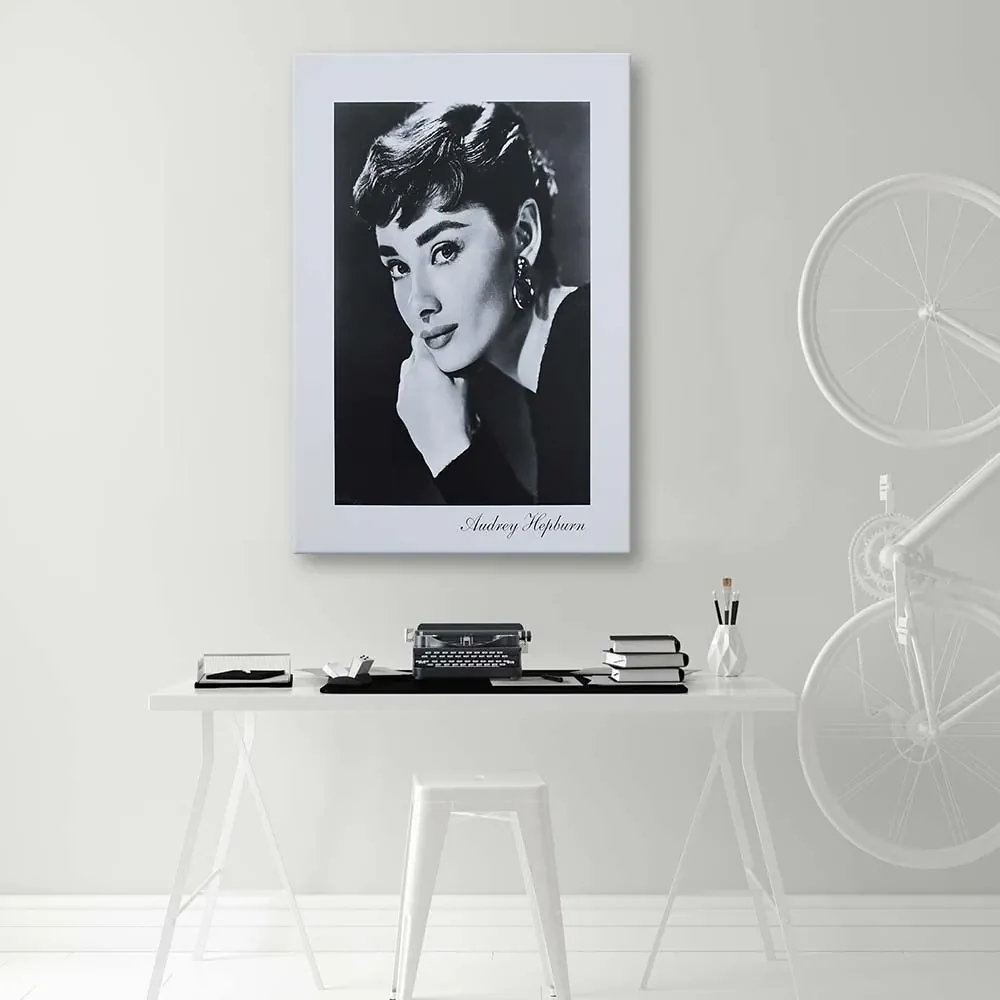 Gario Obraz na plátne Audrey Hepburn - čiernobiely portrét Rozmery: 60 x 90 cm
