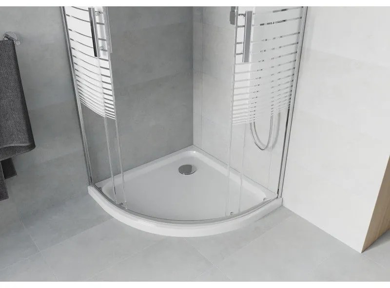 Mexen Rio, štvrťkruhový sprchovací kút s posuvnými dverami 90 x 90 cm, 6mm číre sklo-pásiky, chrómový profil + biela sprchová vanička, 863-090-090-01-20-4110