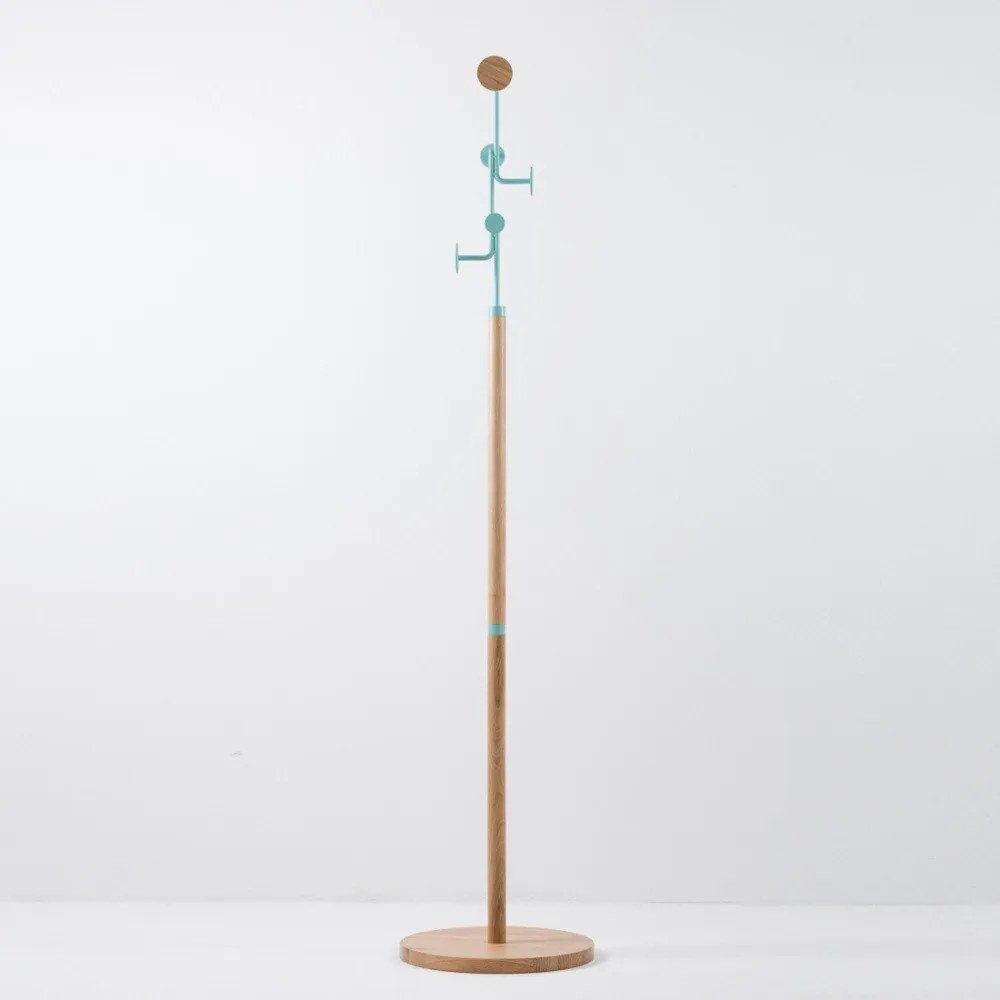 Stojací vešiak z masívneho dubového dreva s modrým detailom Gazzda Hook