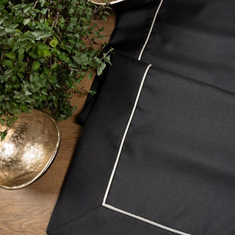 Dekorstudio Elegantný čierny behúň na stôl DORITA so striebornou lemovkou Rozmer behúňa (šírka x dĺžka): 40x140cm