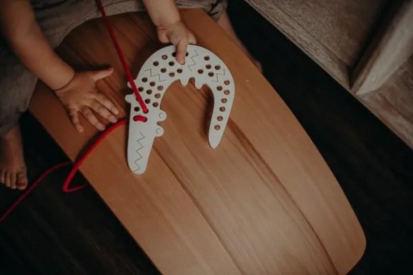 Montessori drevená prepletacia hračka - krokodíl