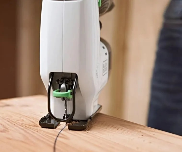 Black & Decker AKU priamočiara píla REVJ12C