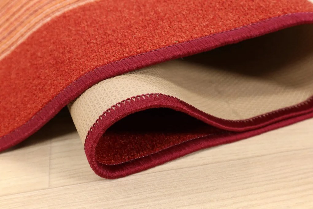 Associated Weavers, Protišmykový behúň na mieru Carnaby 84, šíre 80 cm, červená, chodba / predsieň