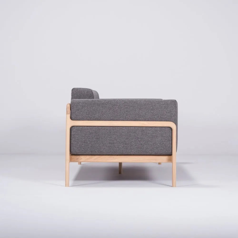 Tmavosivý pohovka s konštrukciou z masívneho dubového dreva Gazzda Fawn, 210 cm