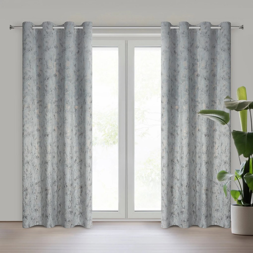 ZATEMŇOVACÍ ZÁVES NA KRÚŽKOCH KORNELIA 140X250 CM STRIEBORNÁ