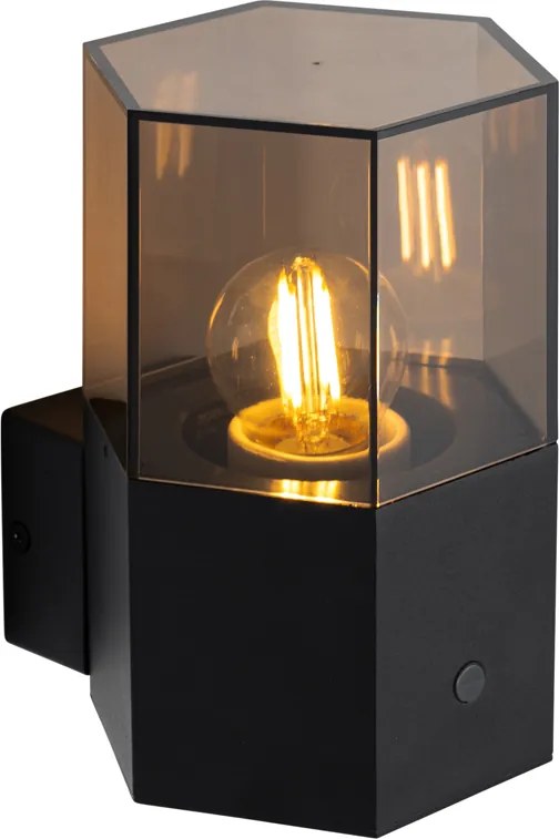 Vonkajšia nástenná lampa čierna s dymovým sklom šesťuholník a senzorom súmraku - Denmark