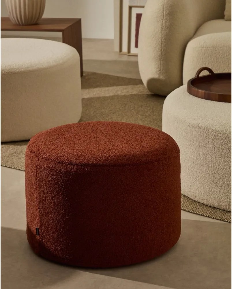 Taburet v terakotovej farbe z textílie buklé Kaeli – Kave Home