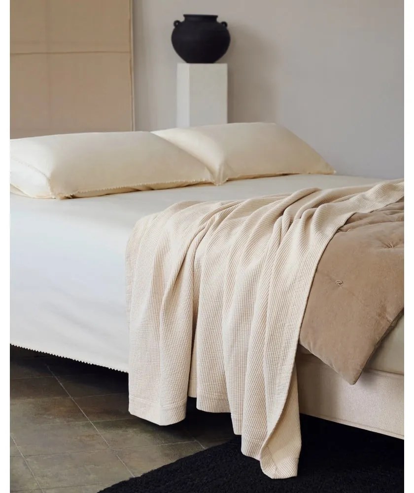 Béžová čalúnená dvojlôžková posteľ 150x190 cm Ofelia – Kave Home